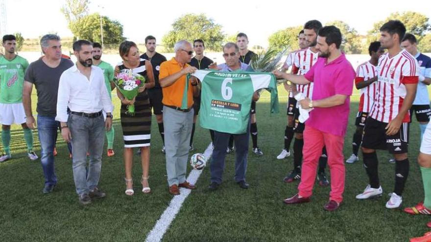 Homenaje del Guijuelo y el Logroñés a Agustín Villar