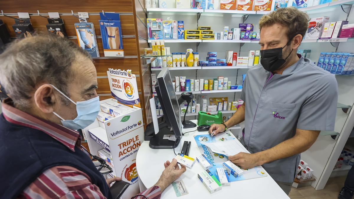 Un farmacéutico atiende a un cliente este miércoles en Alicante