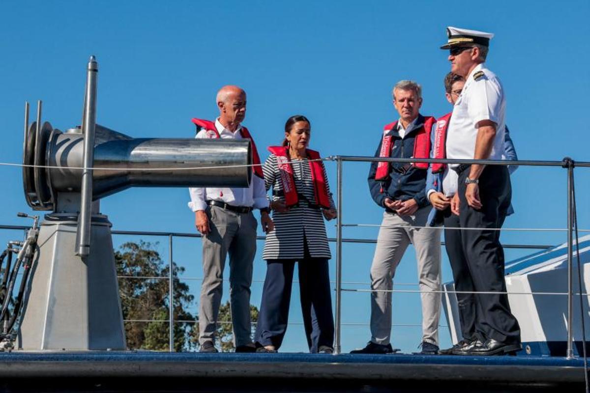 Alfonso rueda, junto a otras autoridades, a bordo d ela Piunta Faxilda en el puerto de Vilanova.