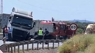 Un muerto en un accidente de tráfico en Puente Genil con un camión y varios turismos implicados