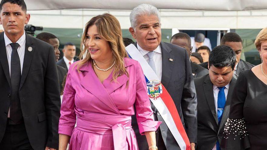 Primera dama de Panamá viste un vestido de Ángel Iglesias.