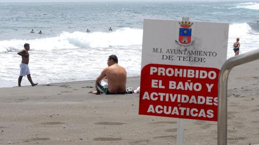 Cartel en la playa de La Garita en el que se desaconsejaba el baño.