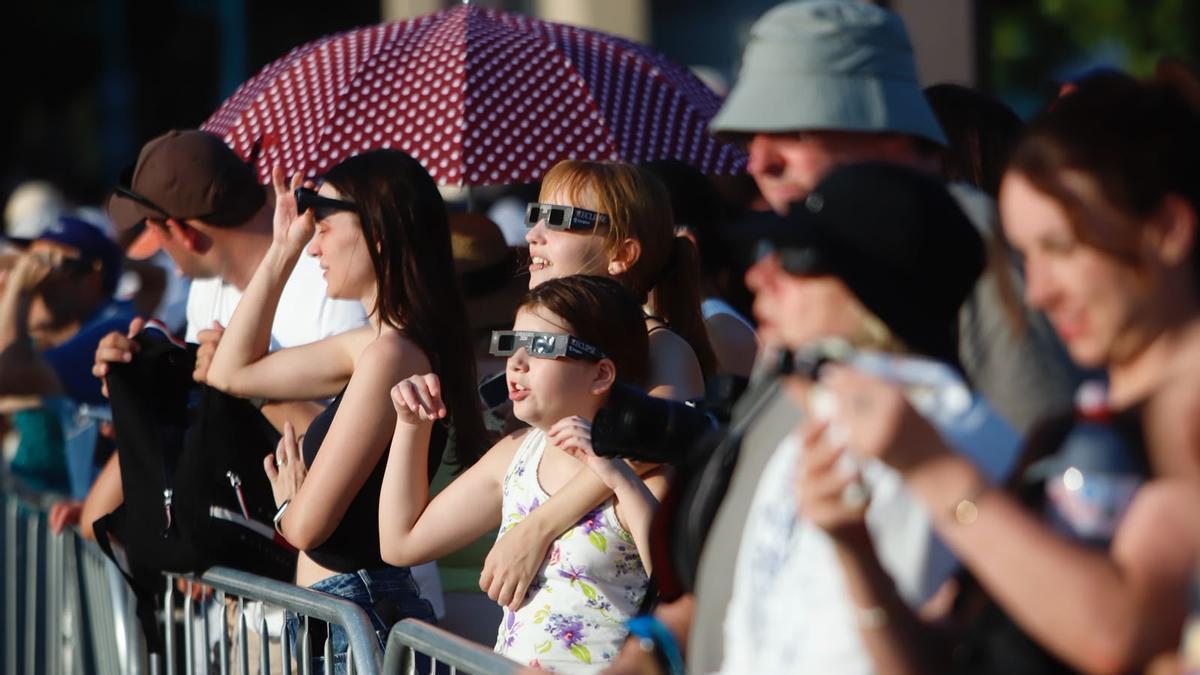 Varias personas disfrutan del eclipse de agosto en el puente de Piedra,