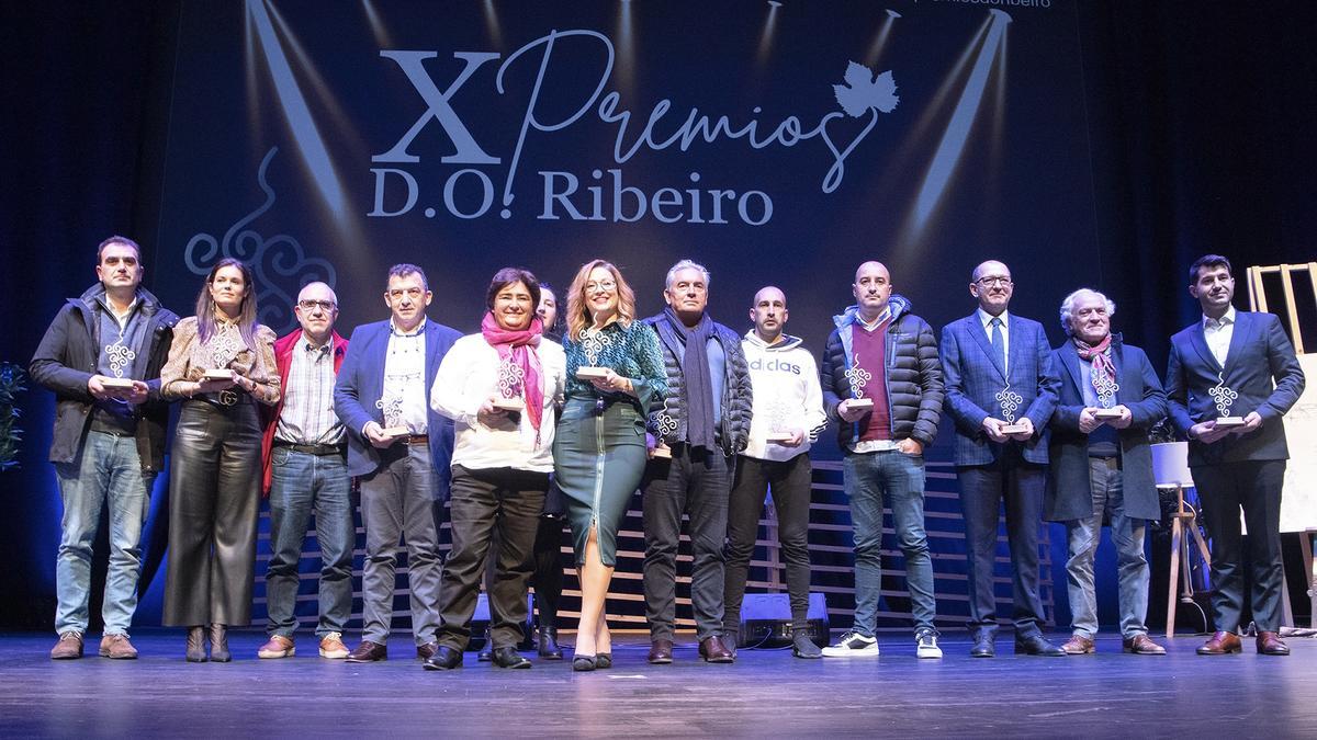 Foto de familia de los galardonados en los X Premios de la D.O. Ribeiro durante la gala celebrada este jueves en el Auditorio de Ourense. Se recupera así la presencialidad para “seguir caminando y haciendo camino” y reivindicando su “bagaje de historia y patrimonio” a la que se suma “la fuerza que da la unión”.