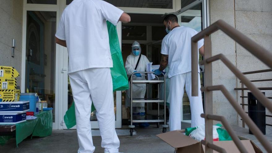 Sanitarios en el geriátrico Os Gozos, en Pereiro de Aguiar (Ourense), uno de los más golpeados por la segunda ola de contagios.