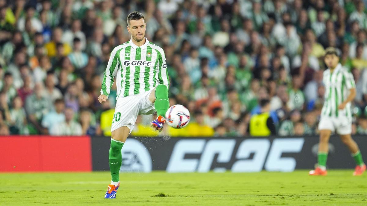 Giovani Lo Celso del Real Betis en acción durante el partido de fútbol de la liga española, La Liga EA Sports, jugado entre el Real Betis y el RCD Mallorca en el estadio Benito Villamarín el 23 de septiembre de 2024, en Sevilla, España.