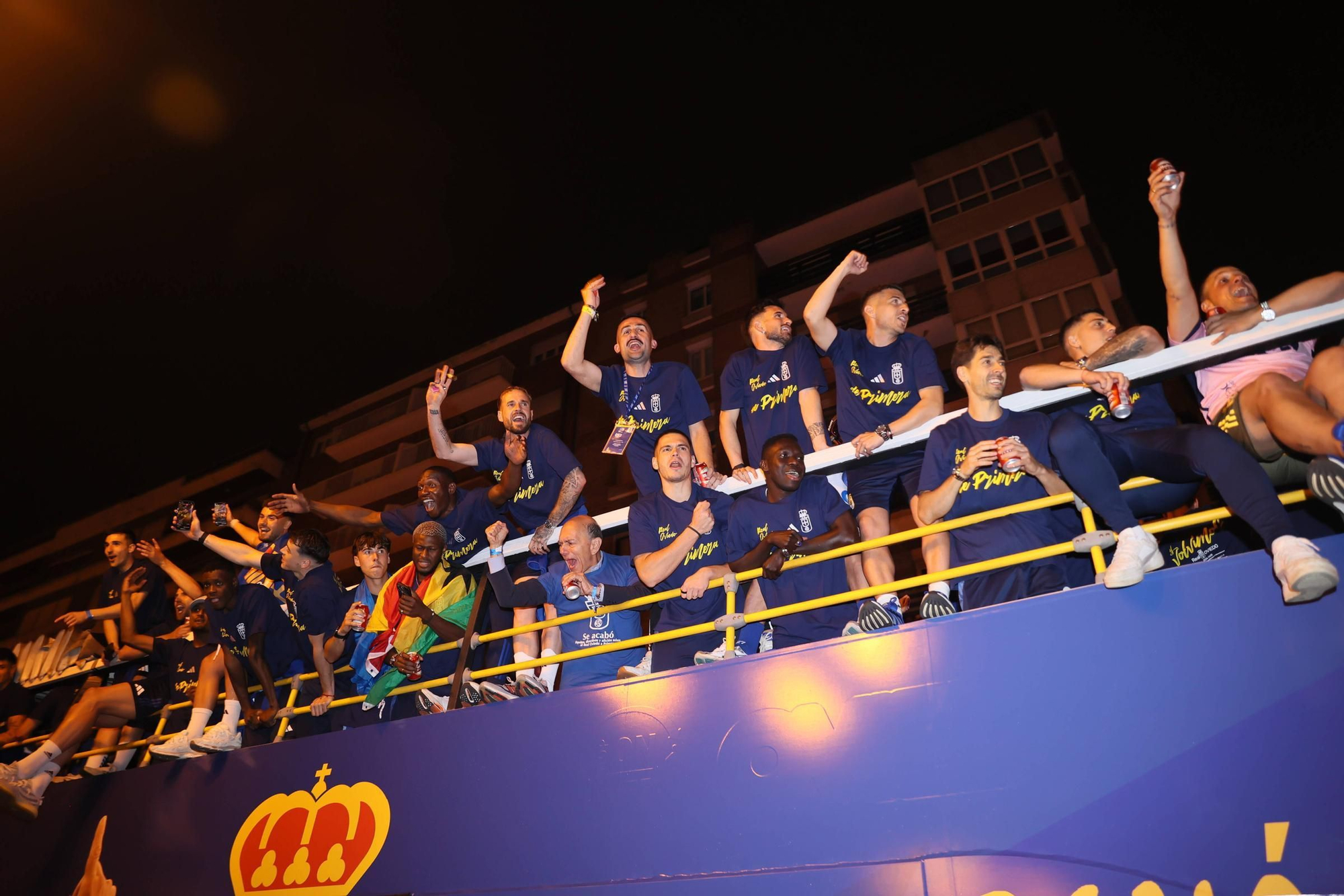 EN IMÁGENES | Así se celebró el ascenso del Oviedo a Primera: la afición estalla en una noche histórica