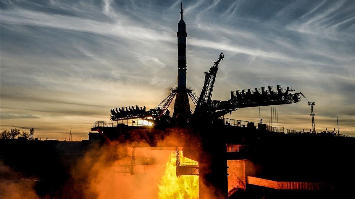La nave espacial Soyuz despega con éxito tras el último accidente en octubre.