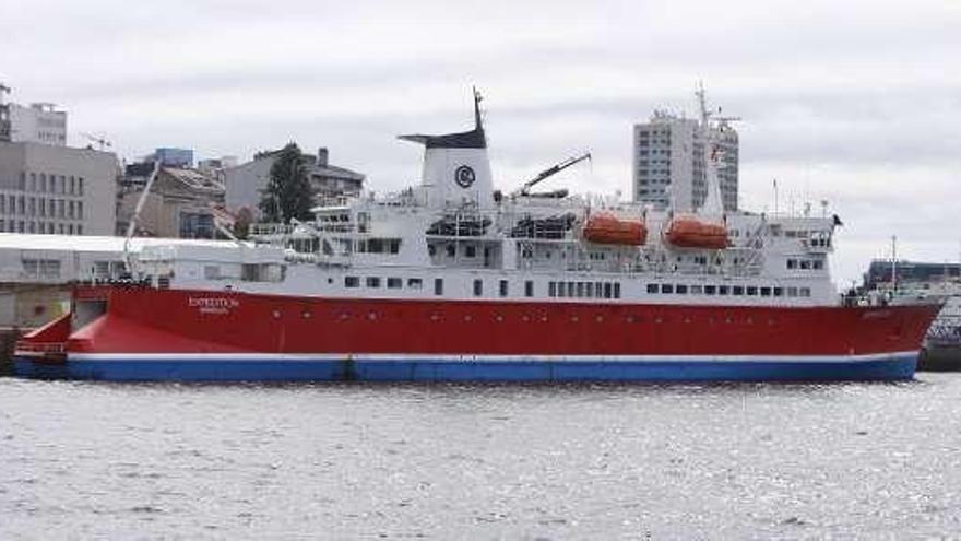 El crucero "Expedition", atracado en el muelle de Comercio. // FdV