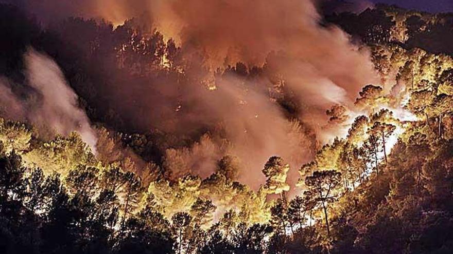 La Serra en llamas durante el incendio forestal de julio de 2013.