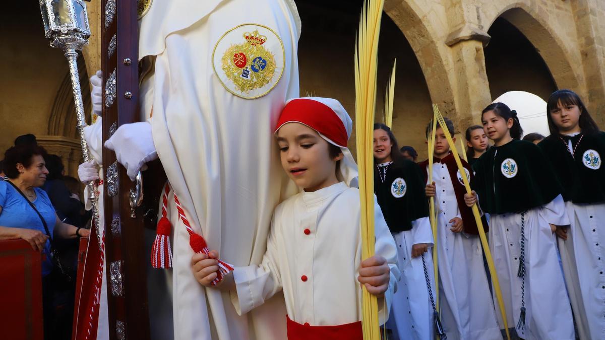 Un grupo de niños, con las palmas en las manos, durante el Domingo de Ramos.