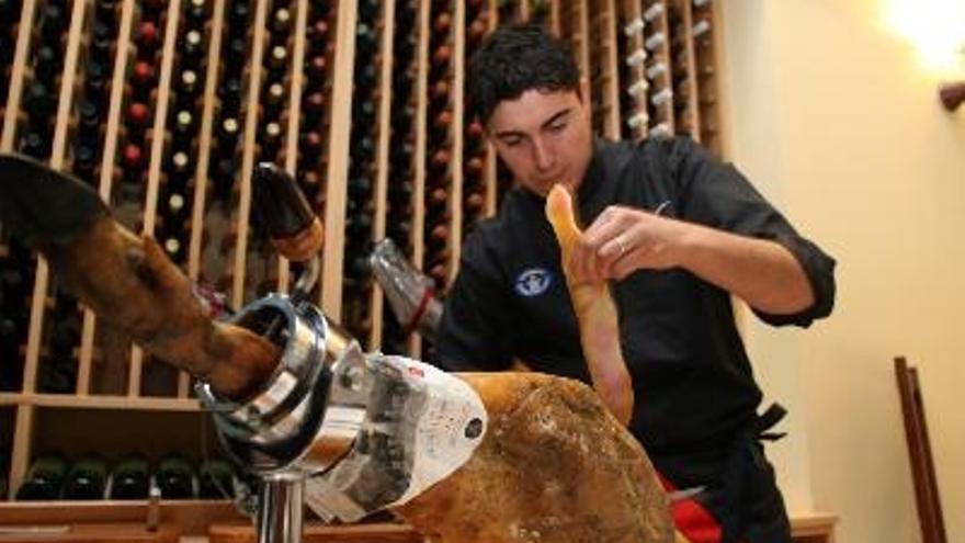 El maestro cortador Diego Hernández, poseedor de un récord Guiness en el arte de cortar jamón, viajó desde España a Toronto (Canadá) para la presentación del jamón ibérico, un producto español que podrá comercializarse a partir de ahora en el país norteamericano.