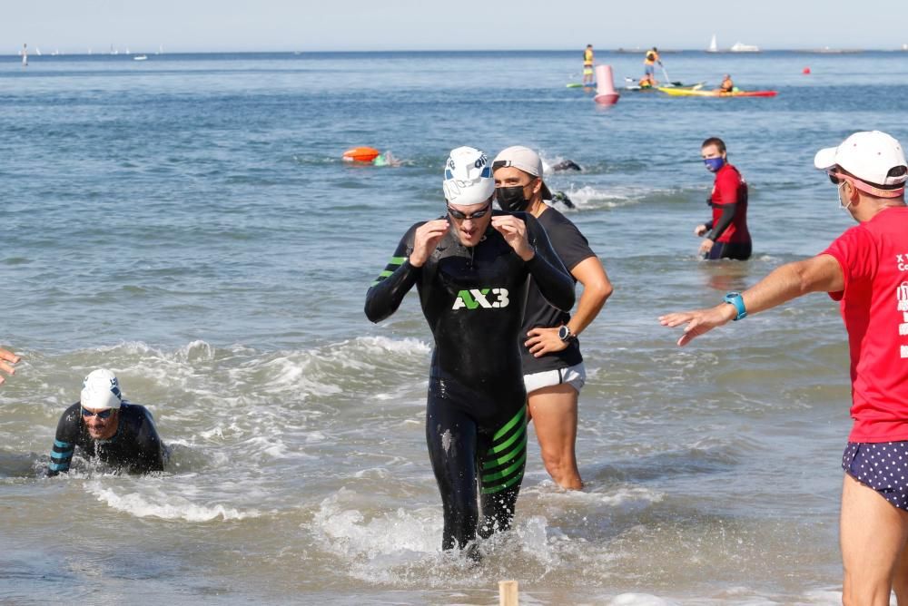 400 nadadores desafían a las aguas de Praia América. // Alba Villar