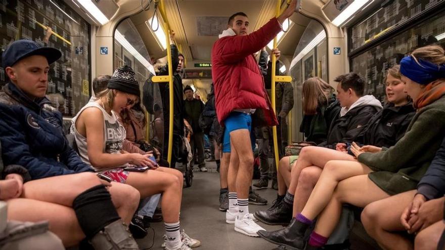 Sin pantalones, en el metro