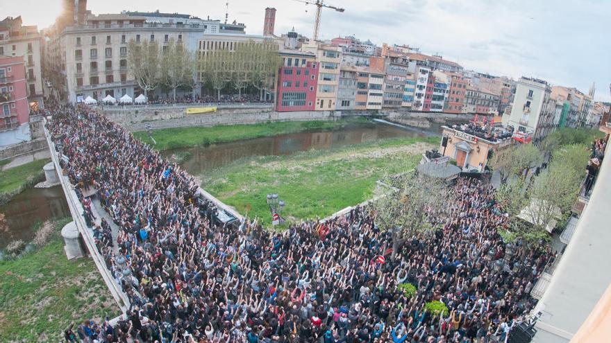 Strenes col·lapsa el centre de Girona amb el concert al terrat del grup Love of Lesbian