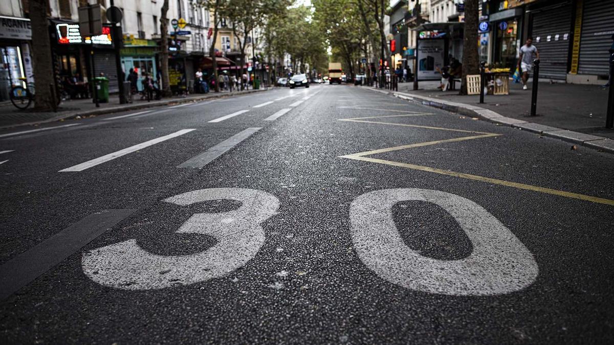 Señal de limitación de velocidad en una calle de París.ARNAUD PAILLARD / HANS LUCAS VIA AFP