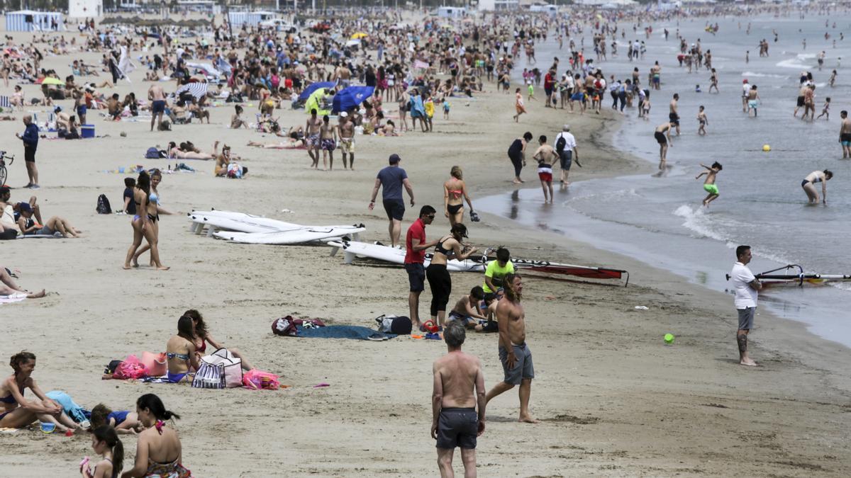 Los turistas abarrotan playas y terrazas