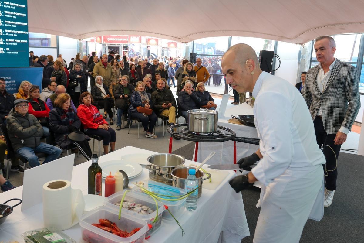 Showcooking en el stand del Infotourist de Turisme y Alicante City&amp;Beach.