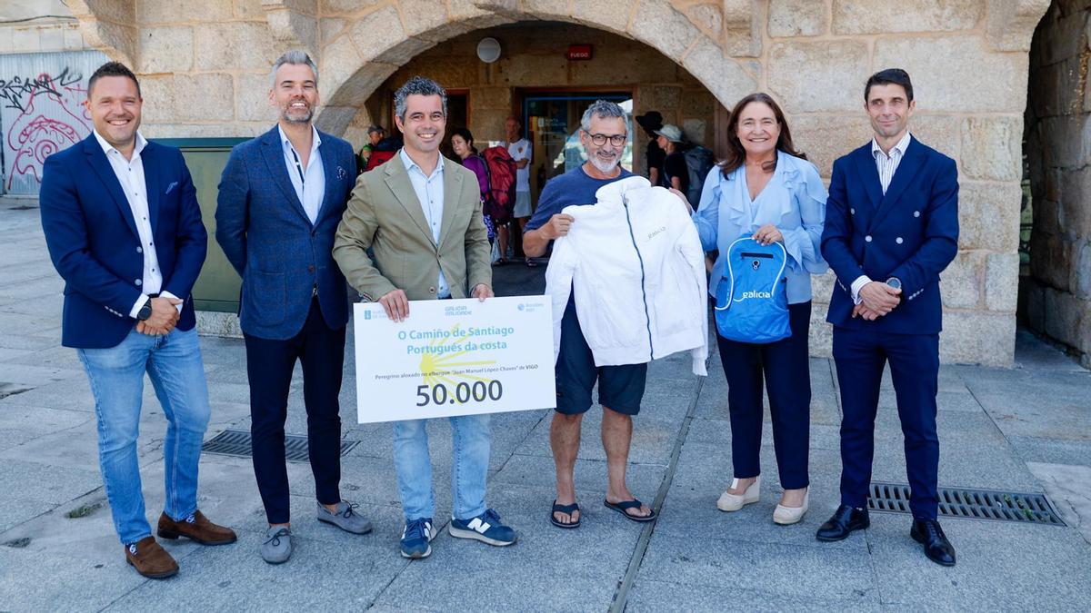 Mario Rodrigues, con representantes de la hostelería local y Ana Ortiz.