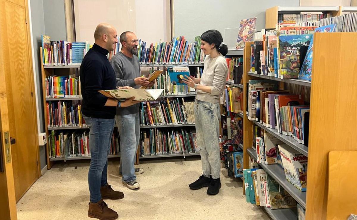 Ana Abad, na biblioteca xunto a Alejandro Lorenzo.   | // D.P.