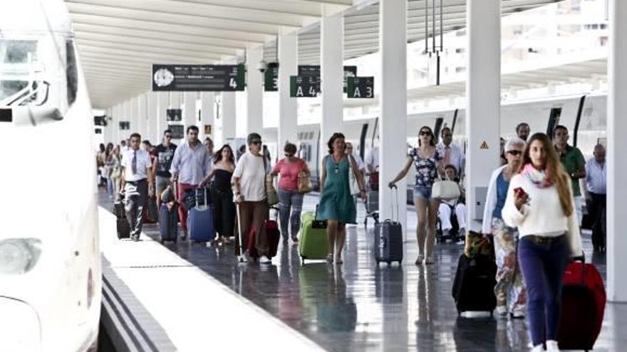 Los pasajeros podrán coger las lanzaderas hasta Benidorm desde la estación de Adif.