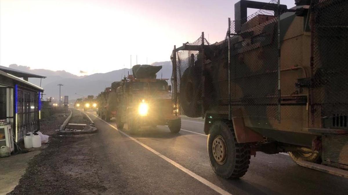 Un convoy militar turco circula por la ciudad de Kilis, en la frontera con Siria.