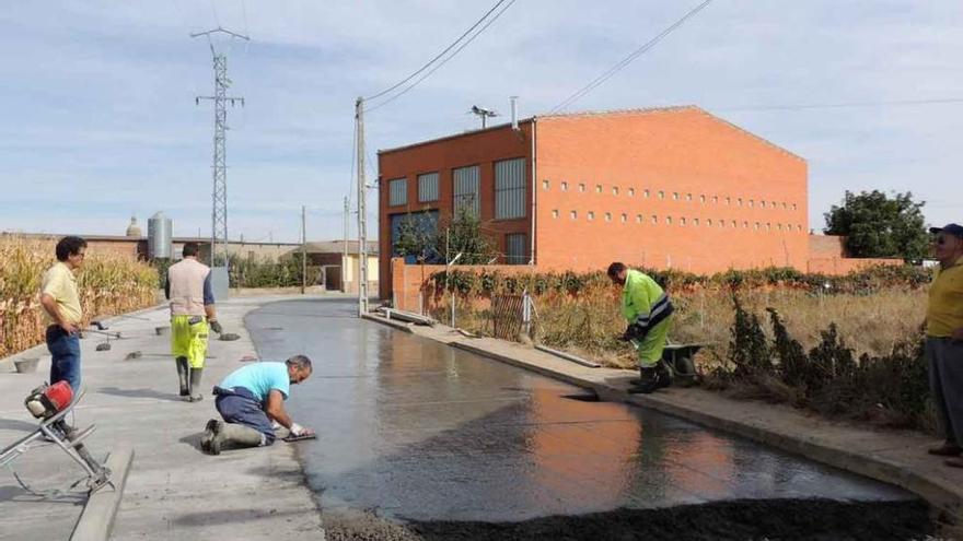 Trabajos de pavimentación en la calle el Tesoro.