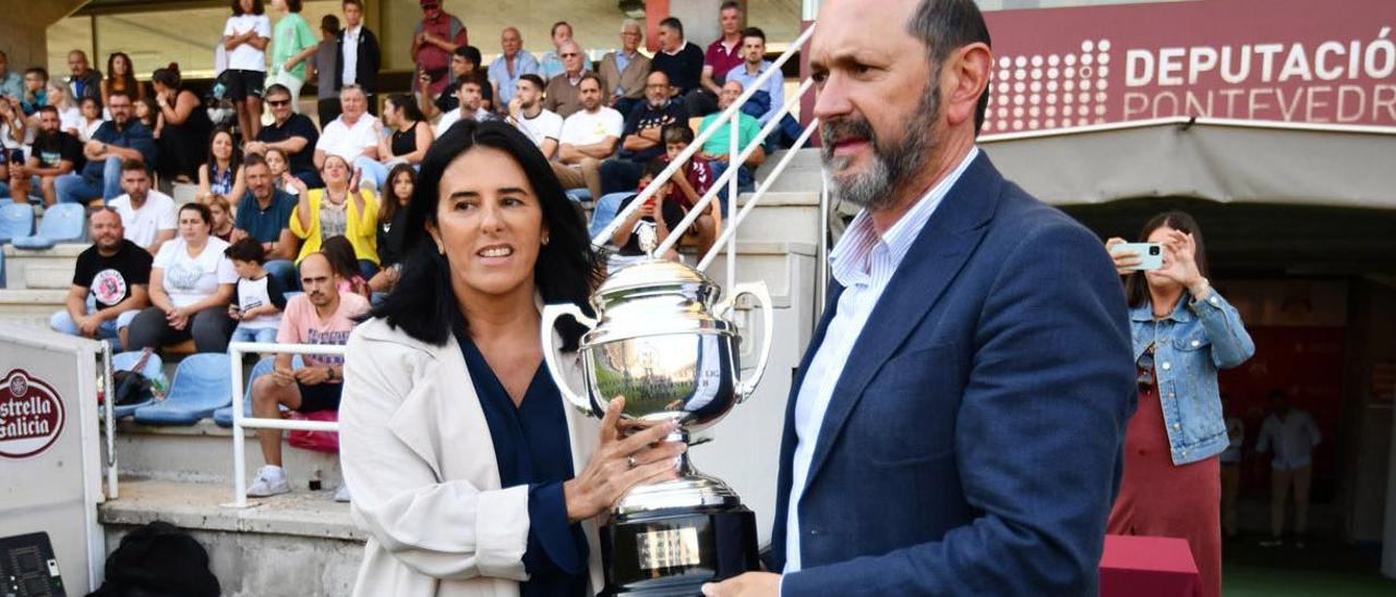 Lupe Murillo recoge la copa de campeones de Segunda RFEF de manos de Rafael Louzán, presidente de la Federación Galega.