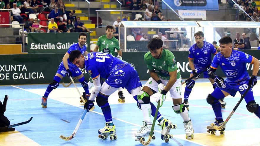 Tato Ferruccio busca un lanzamiento entre los jugadores del Lleida. | Casteleiro/Roller Agencia