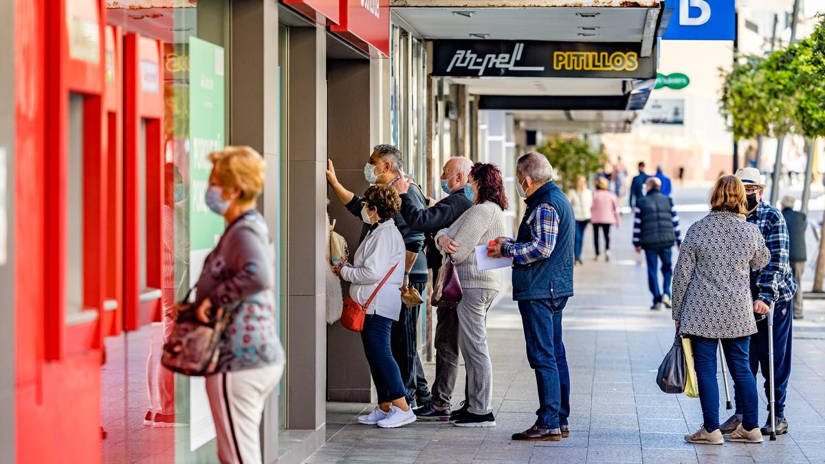 Colas a las puertas de una oficina bancaria, el segundo sector que más reclamaciones generó en la ciudad.