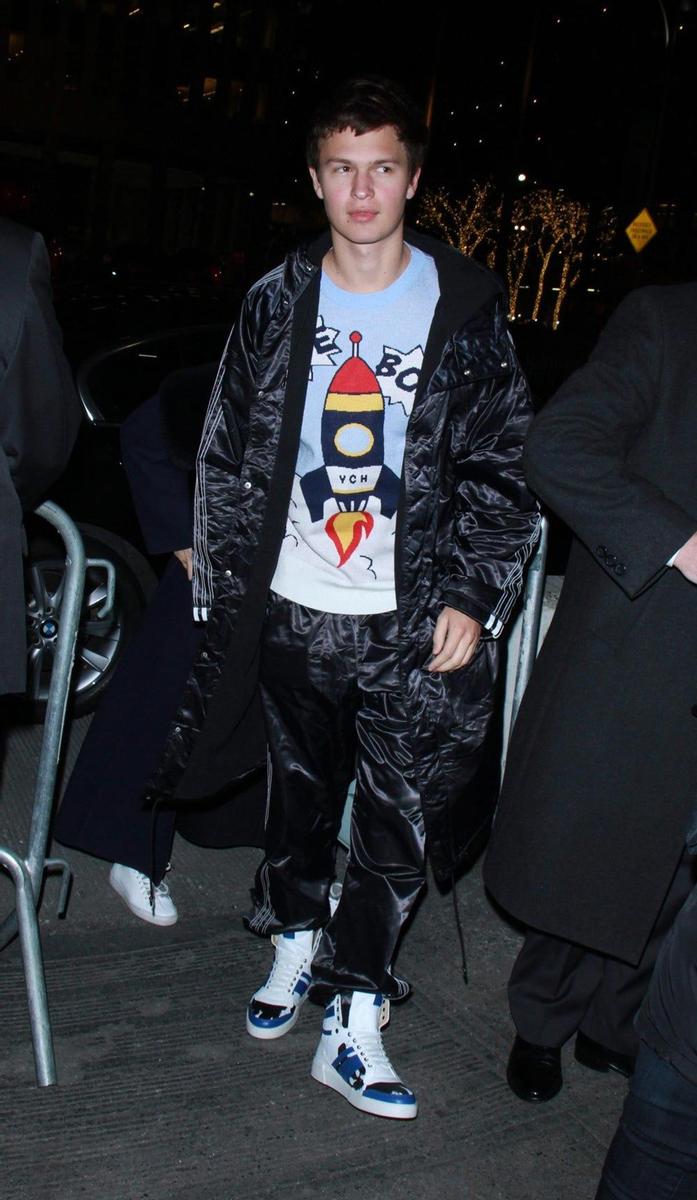 Ansel Elgort hecho un cuadro en 'Late night with Seth Meyers'