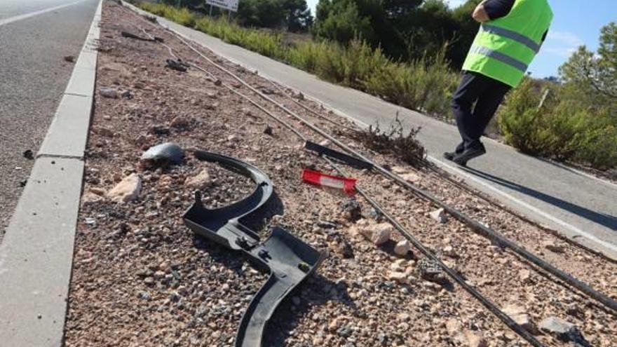 Restos del accidente ayer en la carretera N-332 a su paso por Orihuela Costa.