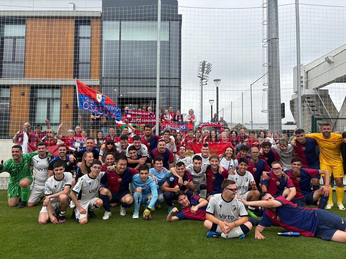 Los jugadores de Barça y Osasuna al término del primer partido del día