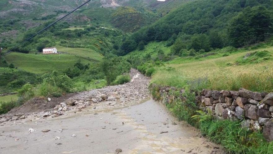 Cortada la carretera en Llamardal, en Somiedo, por un gran argayo de lodos y piedras