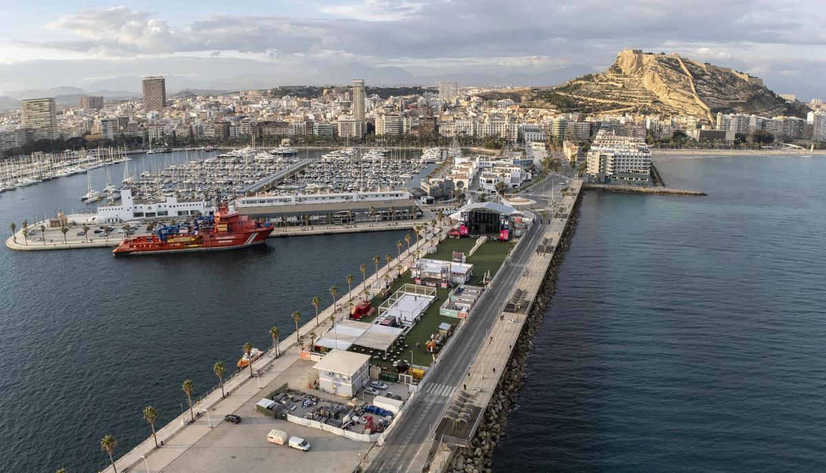 Navalia lleva la Navidad al puerto de Alicante
