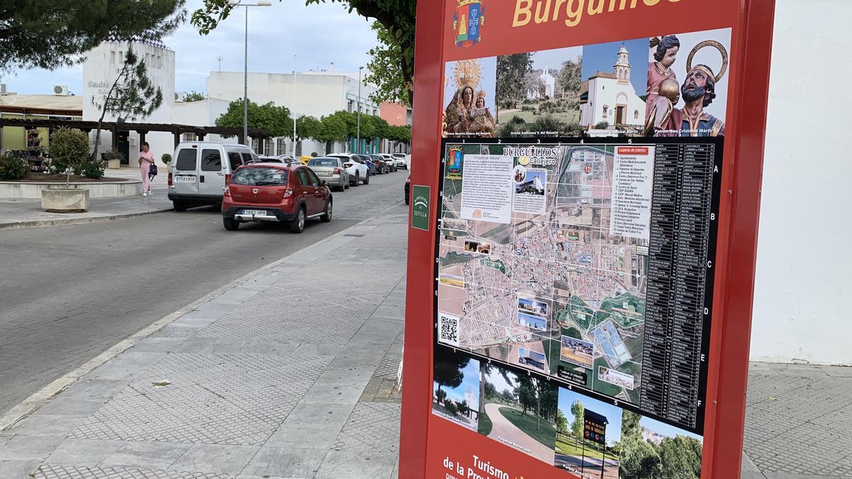 Cartel de acceso a la localidad sevillana de Burguillos donde el Ayuntamiento intenta solucionar contra reloj el embargo al que le ha sometido un fondo buitre