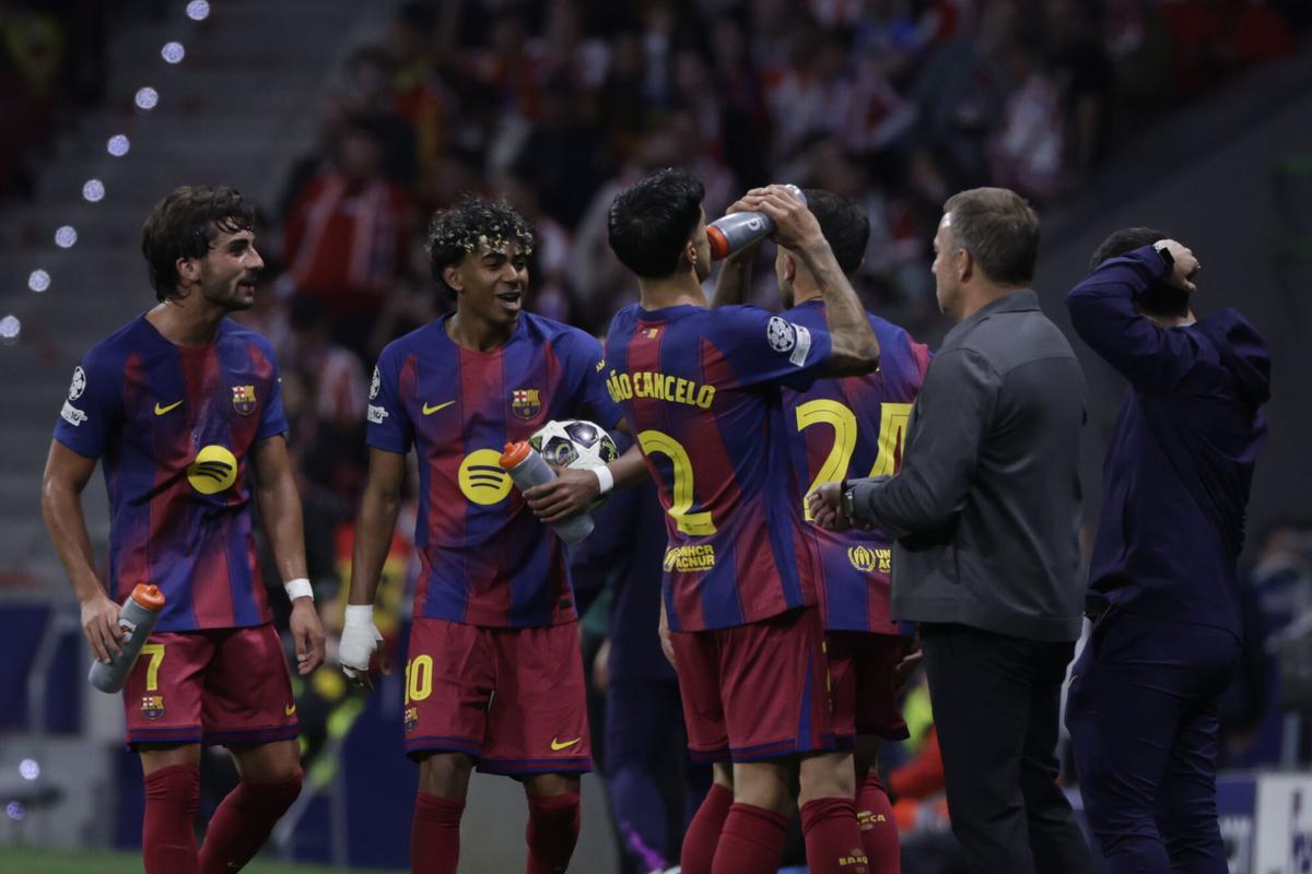 MADRID, 14/04/2026.- El entrenador del Barcelona, Hansi Flick (d), conversa con sus jugadores durante el partido de vuelta de los cuartos de final de la Liga de Campeones que Atlético de Madrid y FC Barcelona disputan este martes en el estadio Metropolitano, en Madrid. EFE/Juanjo Martín. atletico madrid . barça. liga campeones 2025/2026 atletico madrid . barça. cuartos vuelta. accion. riyadh air metropolitano