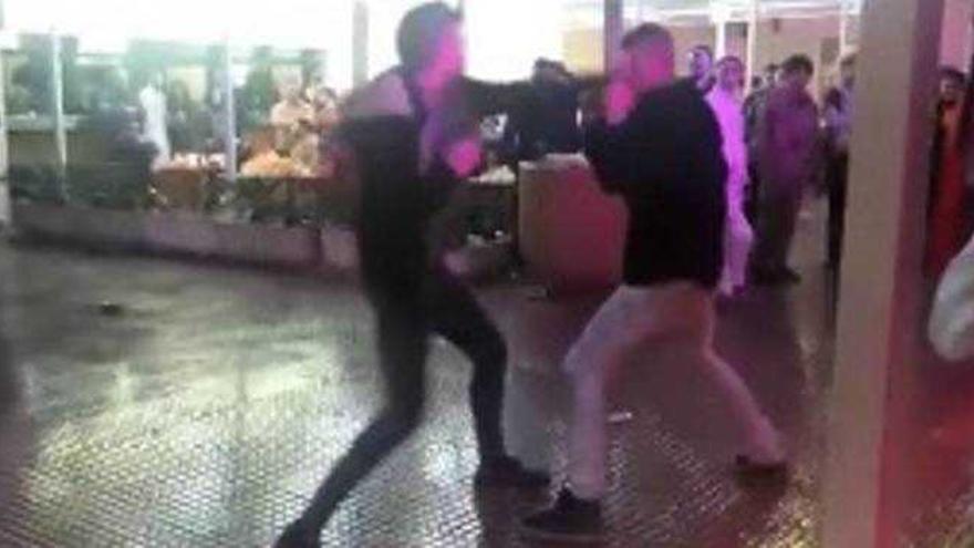 Fotogramas del vídeo de la pelea en el Puerto.