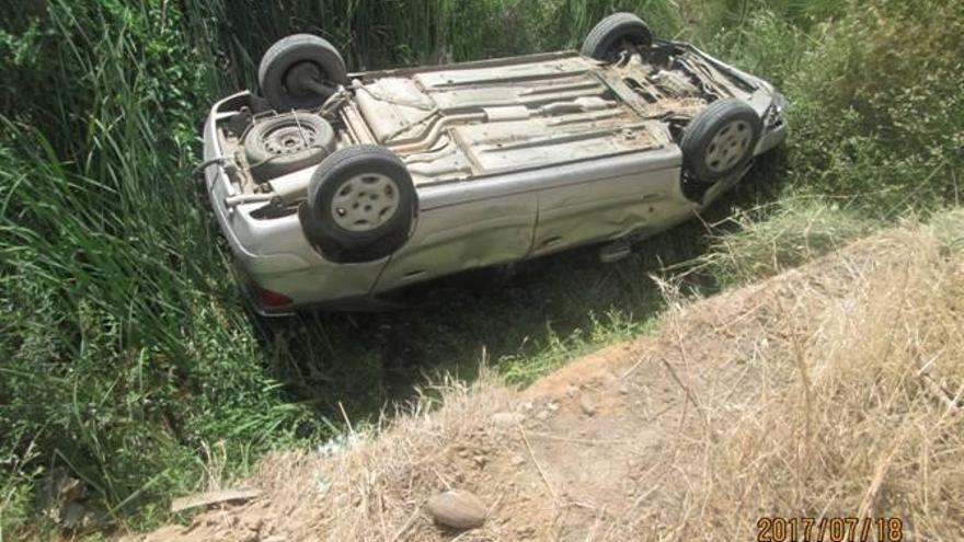 Vuelca en un camino del río un conductor que dio positivo en alcohol