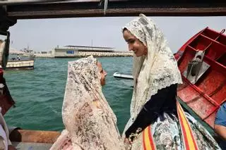 Carmen y Marta acompañan la procesión marinera del Carmen