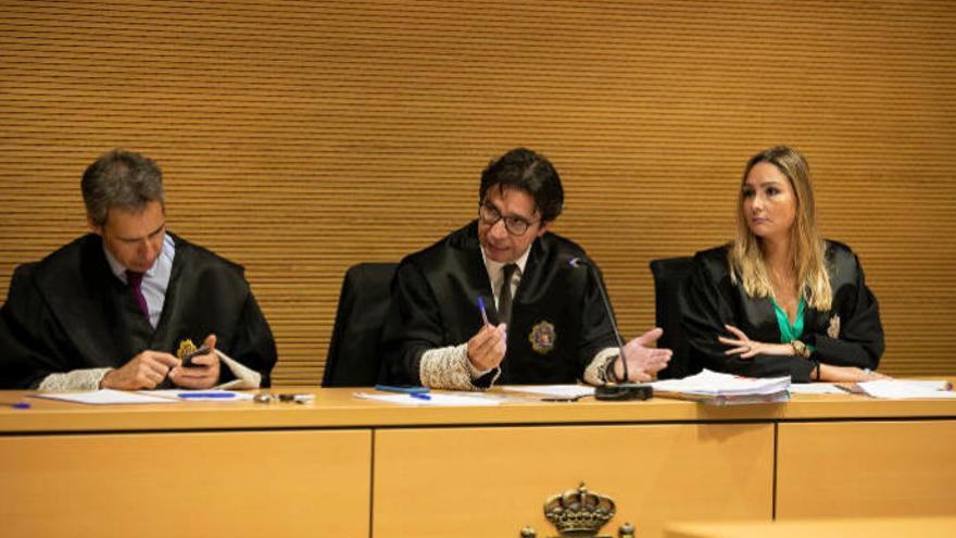 Los magistrados Secundino Alemán, Pedro Herrera (presidente) y Mónica Herreras.