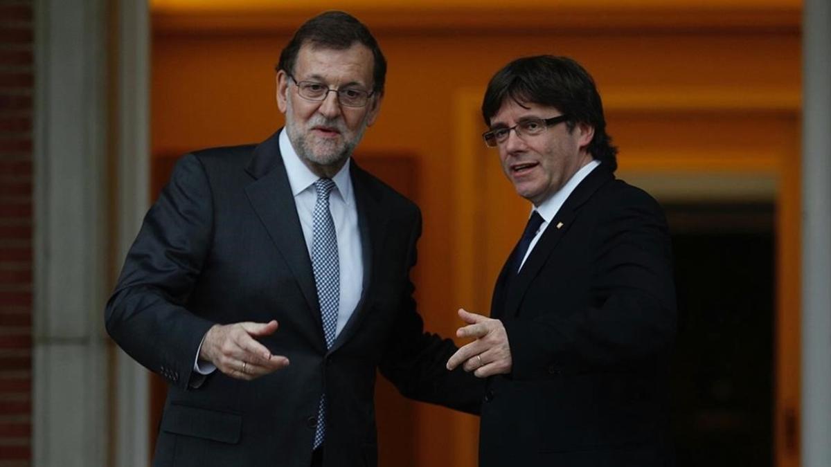 Mariano Rajoy y Carles Puigdemont se saludan antes de su reunión en la Moncloa.