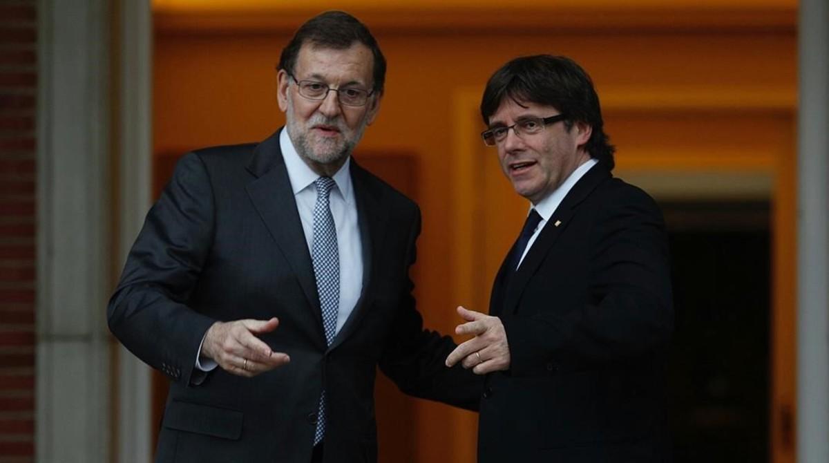 Mariano Rajoy y Carles Puigdemont se saludan antes de su reunión en la Moncloa en el mes de abril del 2016.