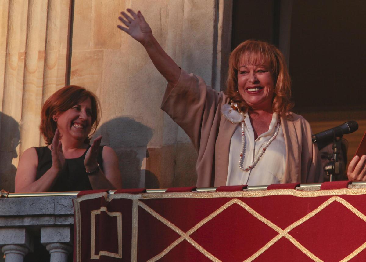 Massiel en el balcón del Ayuntamiento cuando leyó el pregón de las fiestas de Begoña.