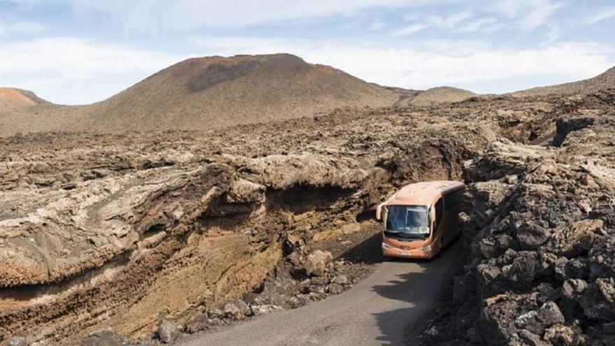 Guagua en la Ruta de los Volcanes, en Timanfaya