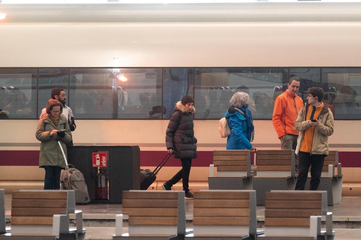 Varios viajeros en la estación Delicias de Zaragoza, este martes.
