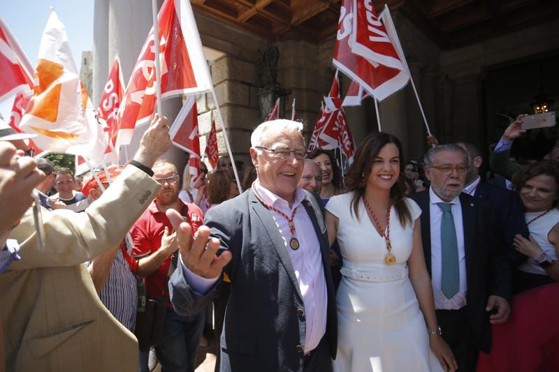 Baño de masas de Ribó y Gómez tras la constitución del ayuntamiento