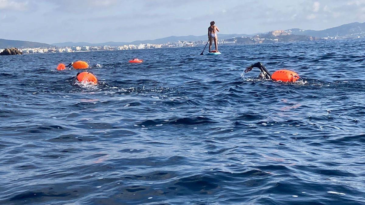 El paratriatleta Javier Vergara cumple con éxito su reto de 5km de natación por una causa benéfica