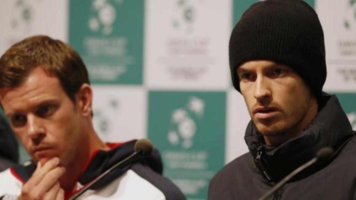 Andy Murray (derecha), junto al capitán británico, Leon Smith, este martes en Gante.