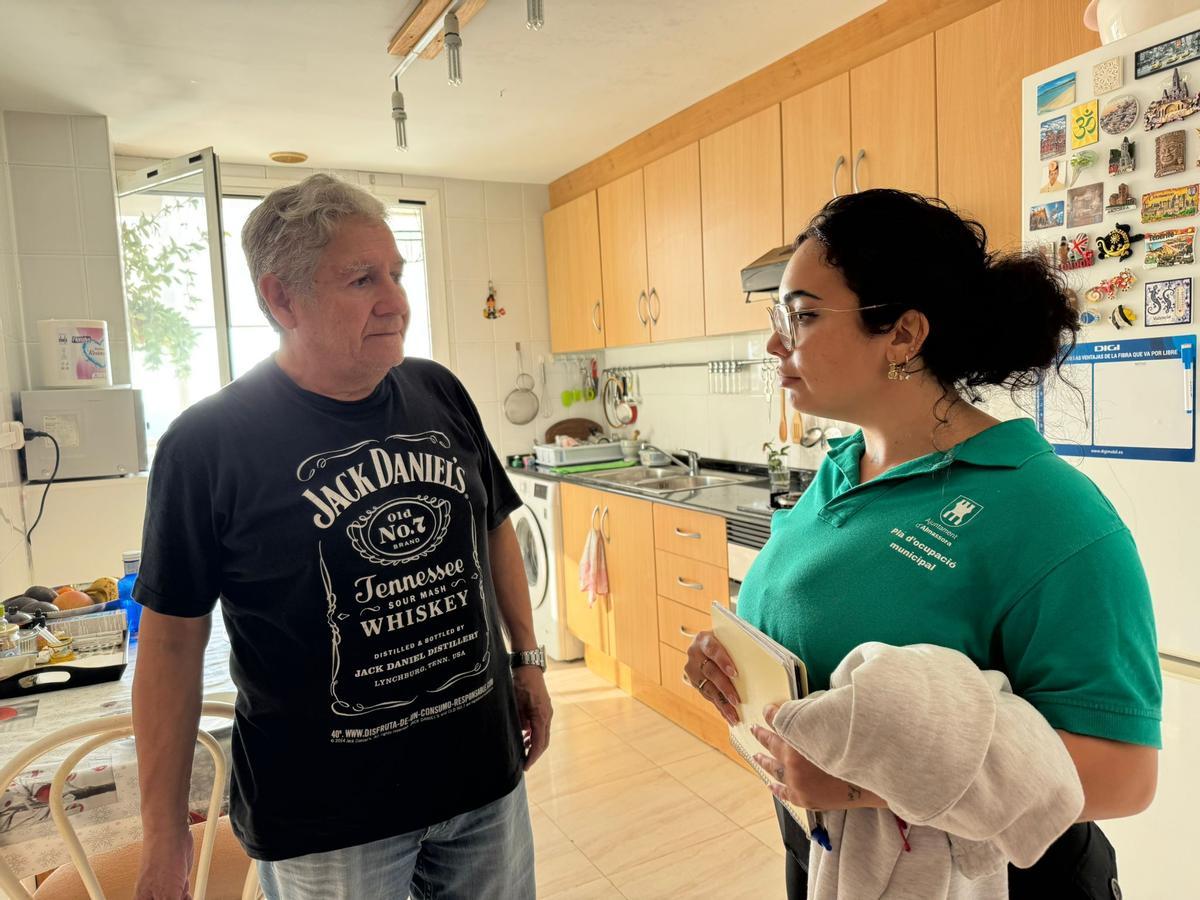 Una educadora ambiental charla con un vecino.
